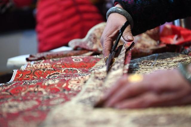 七旬老奶奶做手工棉衣30年,回头客不断,看着土气却远销到了美国