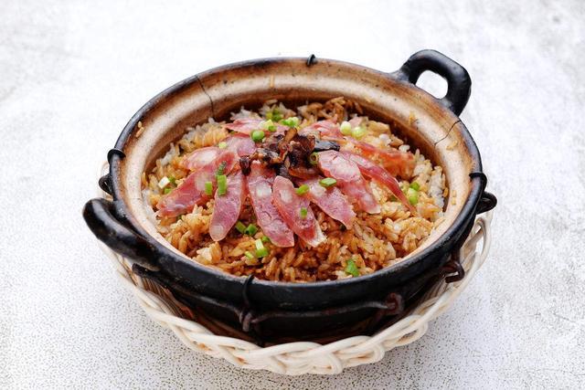 不去广东也能吃到最正宗的腊味煲仔饭