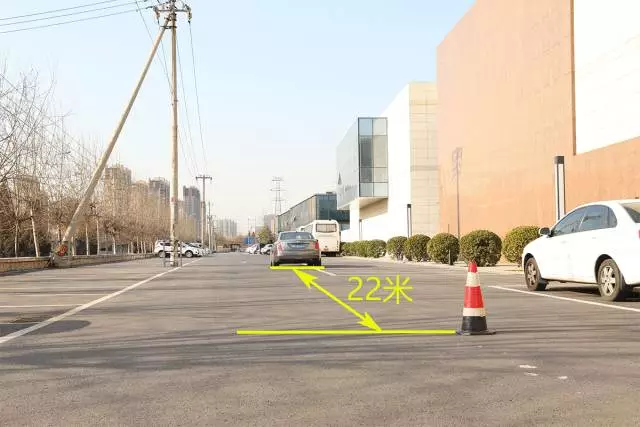 NB！这车的后视镜可秒杀马路上99.99%的车！