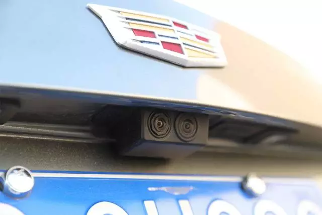 NB！这车的后视镜可秒杀马路上99.99%的车！