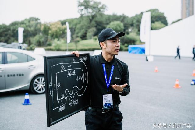 表演结束后,教练针对试驾项目为客户进行试驾前的讲解客户分别从直线