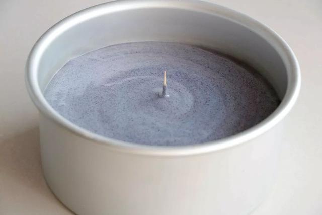 09,最后拌好的蛋糕糊倒入6寸戚风模具里,用牙签画出大气泡10,锅里烧