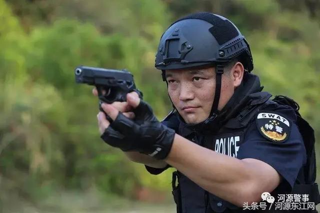 下面是河源特警在比武场上的风采:市公安局副局长赖昌彬为获奖人员和