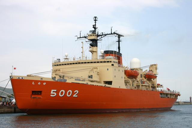 由于破冰需要,船上仅设有减摇水舱,没有减摇鳍和舭龙骨,船只摇晃相对