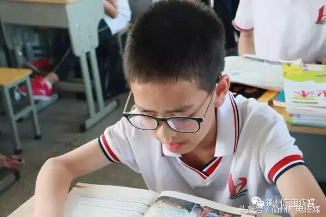 这位瘦弱的13岁少年,用双手撑起妈妈的一片天