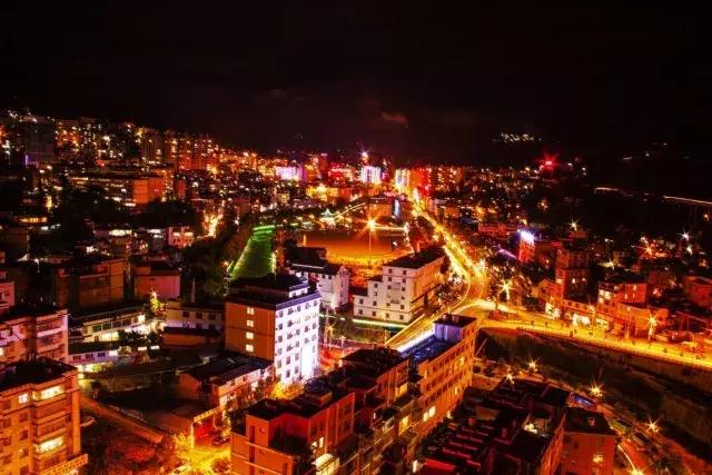 那个叫金平的小城璀璨耀眼发出美丽的光芒令人痴迷