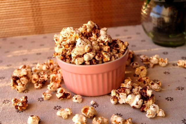 一小杯玉米粒,炒一炒就能爆出一满锅的玉米花,成本不到两块钱!