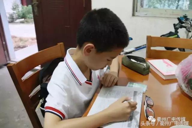 这位瘦弱的13岁少年,用双手撑起妈妈的一片天