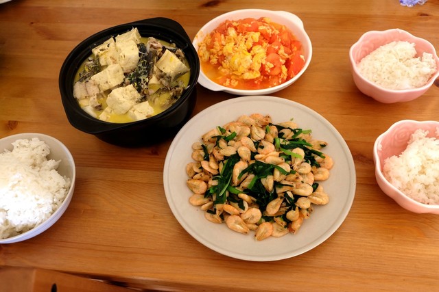 一对夫妻,两个娃,三顿饭,一家四口的周末餐桌,简单却美味!