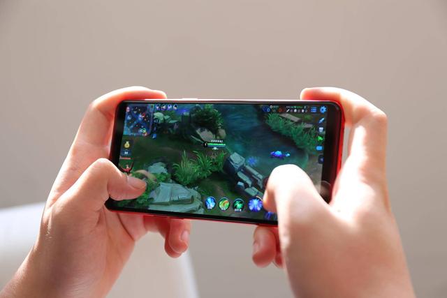 选取了时下最火爆的王者荣耀以及吃鸡游戏终结者2审判日来对r11s星幕