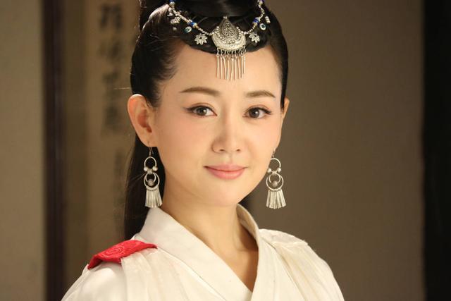 张定涵饰演的是白佳莉,从小在祖母的身边长大,父母的面都很少的见到.