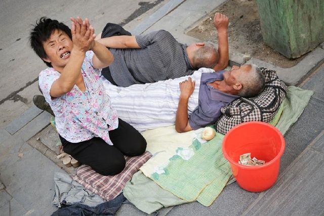 他們之中,不乏真正有由於生活所迫而走上街頭乞討的人,當然也有職業