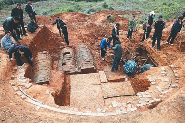 民间考古队欣喜地炸开李鸿章的墓,眼前的一幕却让他们大失所望!