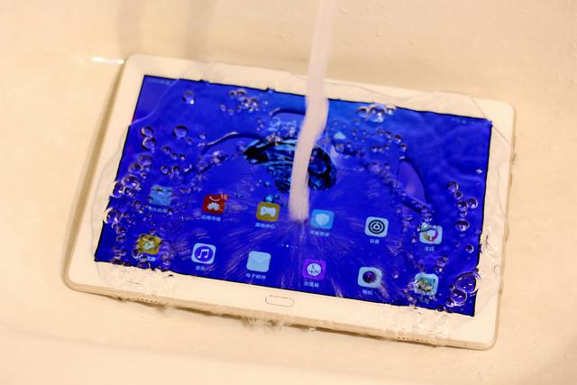 洗澡时的必备品荣耀waterplay浴室防水测试追剧一集都不落