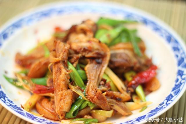 爆炒羊脸肉,比葱爆羊肉还好吃,不信你试试,一点膻味也没有