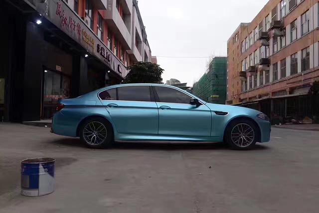 宝马5系汽车车身改色电光湖水蓝贴膜效果图 细腻圆润