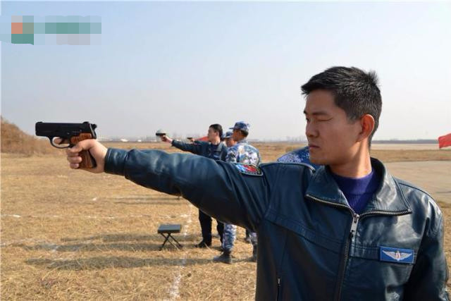 发生意外,在宇航员必须品中加上了枪,但是所配的枪都是小型军官配枪