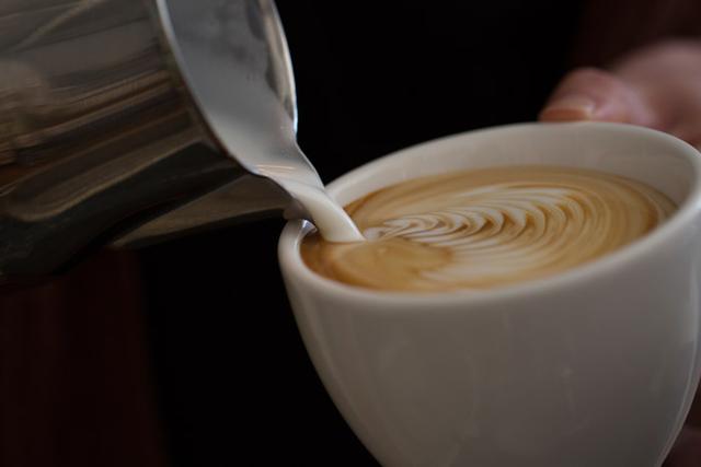 纯干货教学笔记|拉花时如何打出细腻的奶泡(推