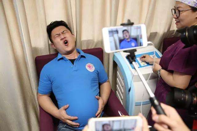 准爸爸体验生娃过程全程竟只会说两个字身边的孕妈看了大笑