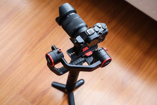 摄影老司机必备,4款专业级手持稳定器横评|飞宇|稳定器|相机_新浪新闻