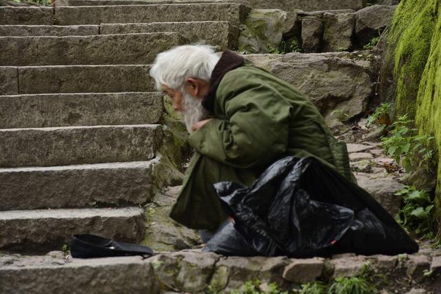 乞丐进饭店讨饭,老板娘让他滚,老板跑来一看立马跪下向他磕头