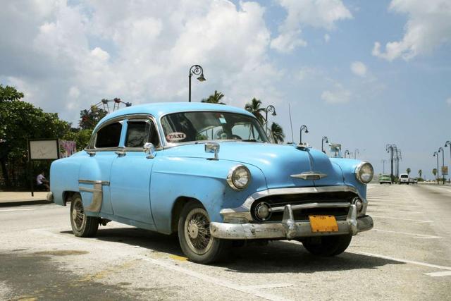 古巴,一个喜欢经典老爷车的国度,街道上的出租车大有年头