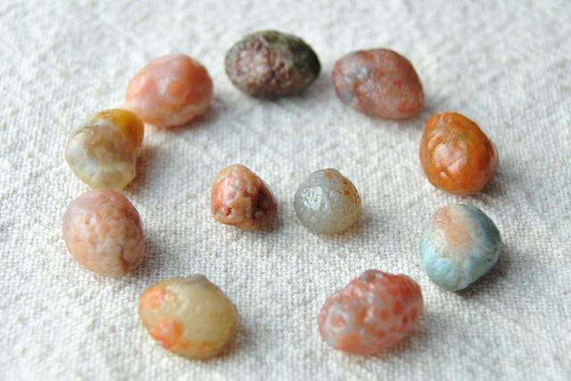 "去迪拜捡垃圾"已经是过去式了, 现在都说要去新疆捡石头了