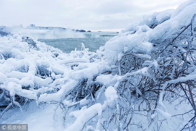 世界第一大跨国瀑布冻成冰挂 小姐姐穿低胸礼服拍照美丽冻人