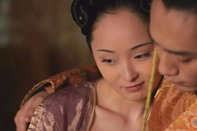 《满城尽带黄金甲》,饰演和太子暧昧的宫女蒋婵,因性感造型也在网络爆