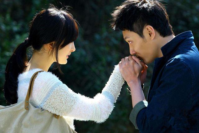 正陪前男友逛街,老公打电话来了