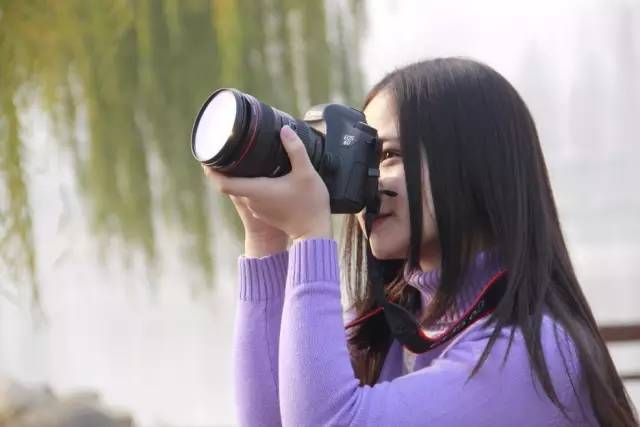 眼睛里都散发出夺目的光芒,专注看着镜头的姿势是那么的迷人喜欢拍照