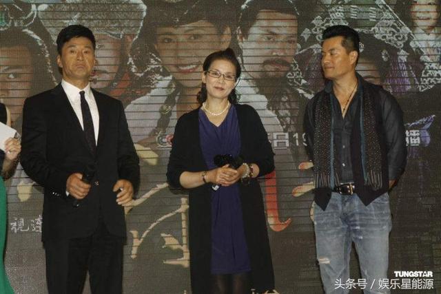 59岁于荣光全家照,儿子帅气,干女儿是明星,和丑妻20年不离不弃