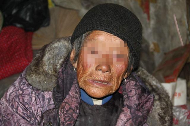 母亲去世留下一破棉衣,儿子嫌弃却被女儿捡起来,一看哭了