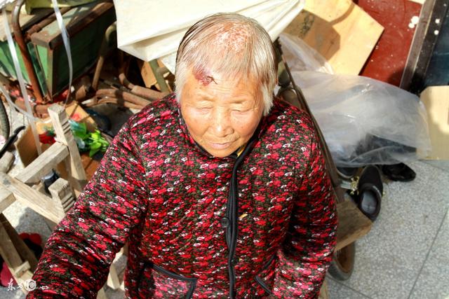 他离家打工14年,开着车回家,白发母亲在等他父亲却不在了