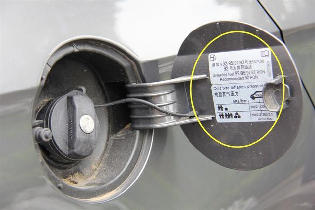 汽车油表明明满格车油突然没油抛锚修车师傅的话车主笑了