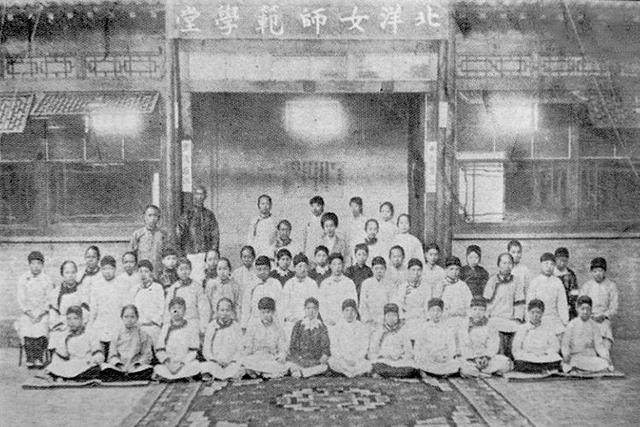 1906年,北洋女子师范学堂成立,23岁的吕碧城从总教习升任监督(校长)
