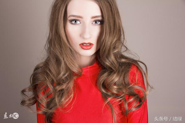 外婆去世后,外孙媳穿红衣服去参加葬礼,大家都