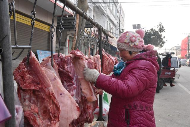 实拍农村集上的传统卖肉摊,排骨14块钱一斤很抢手