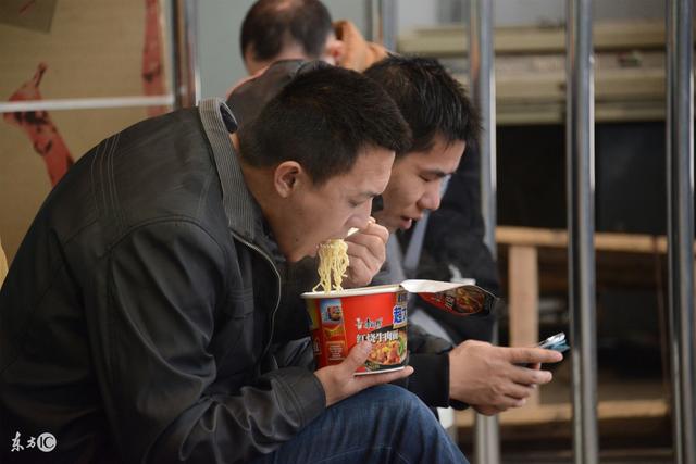 农村北漂青年没钱吃午饭,领导拿团队考核表威胁,结果一辈子感动