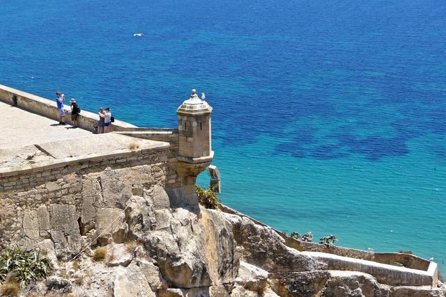 沿着地中海去探访蔚蓝海边的千年古城堡