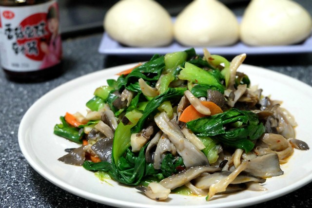 我做的这个油菜炒平菇家人都爱吃几块钱炒出一大盘