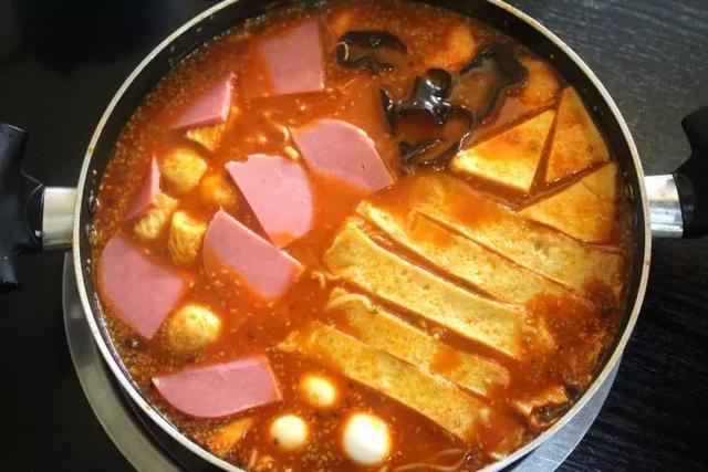 热气腾腾的铁锅里,称霸半边天的鱼饼和鱼豆腐是部队火锅,另半边是大虾