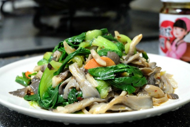 我做的这个油菜炒平菇家人都爱吃几块钱炒出一大盘