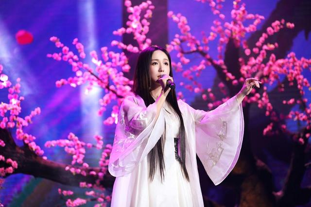 娄艺潇亮相盛典仙气十足深情献唱展美妙歌喉