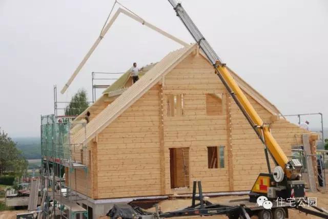 法国人自建房盖木屋看到最后吓傻了