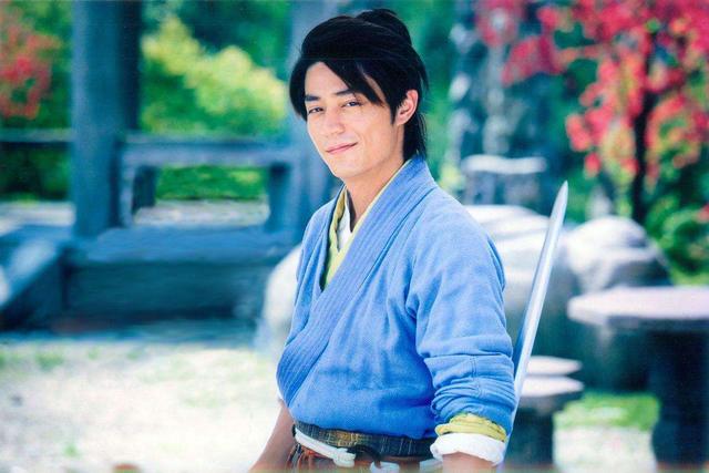 他是96版"令狐冲",当红时因说错话遭封杀,如今51岁沦为路人