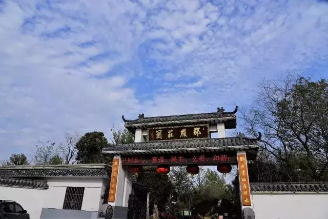 冬天去郡嶺莊園,看拔劍泉水淙淙流淌,鳳冠山下風景如畫.