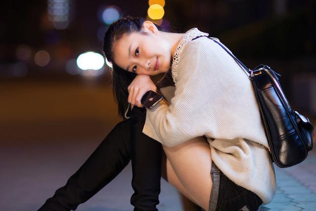 公交站牌下时尚清纯美女肤色蕾丝长袖上衣妞子热裤过膝靴美丽大方