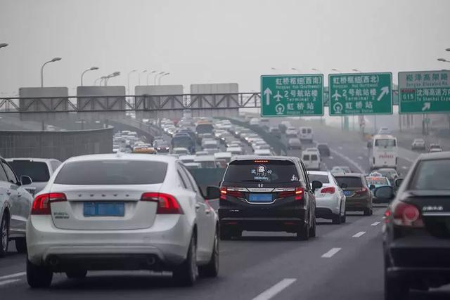 拥堵路段开车注意这5点,不仅省时还省油!