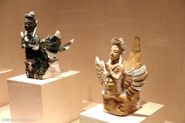 他们在城内的街区和寺庙遗址上挖出了10多箱绢质佛画,钱币等文物.